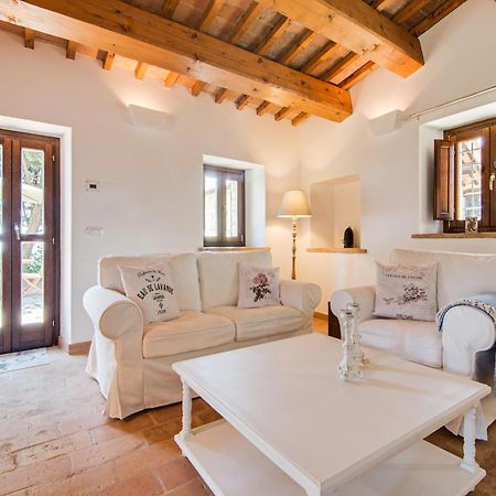 Stunning Apartment In Mombaroccio Near Metauro River Exterior foto